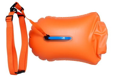 De heldere Oranje Droge Boei van de Zak Opblaasbare Veiligere Zwemmer voor het Open Water Zwemmen