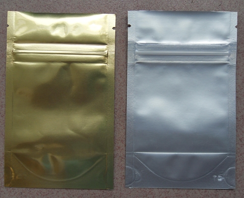 De Zakken van de aluminiumfolieritssluiting staan op verpakkend Zakken voor Zaden